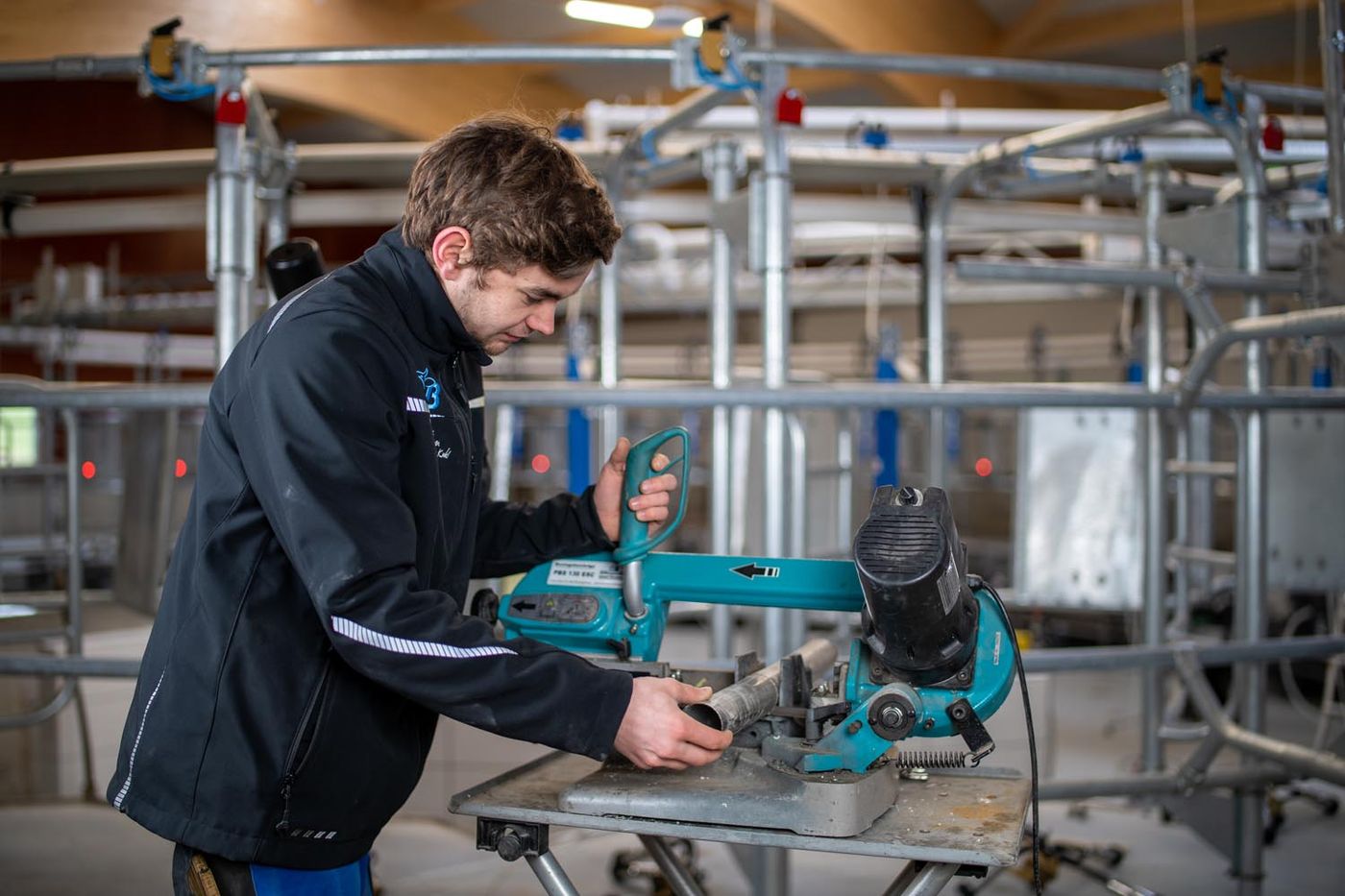 Mitarbeiter bei der Montage im Melkstand